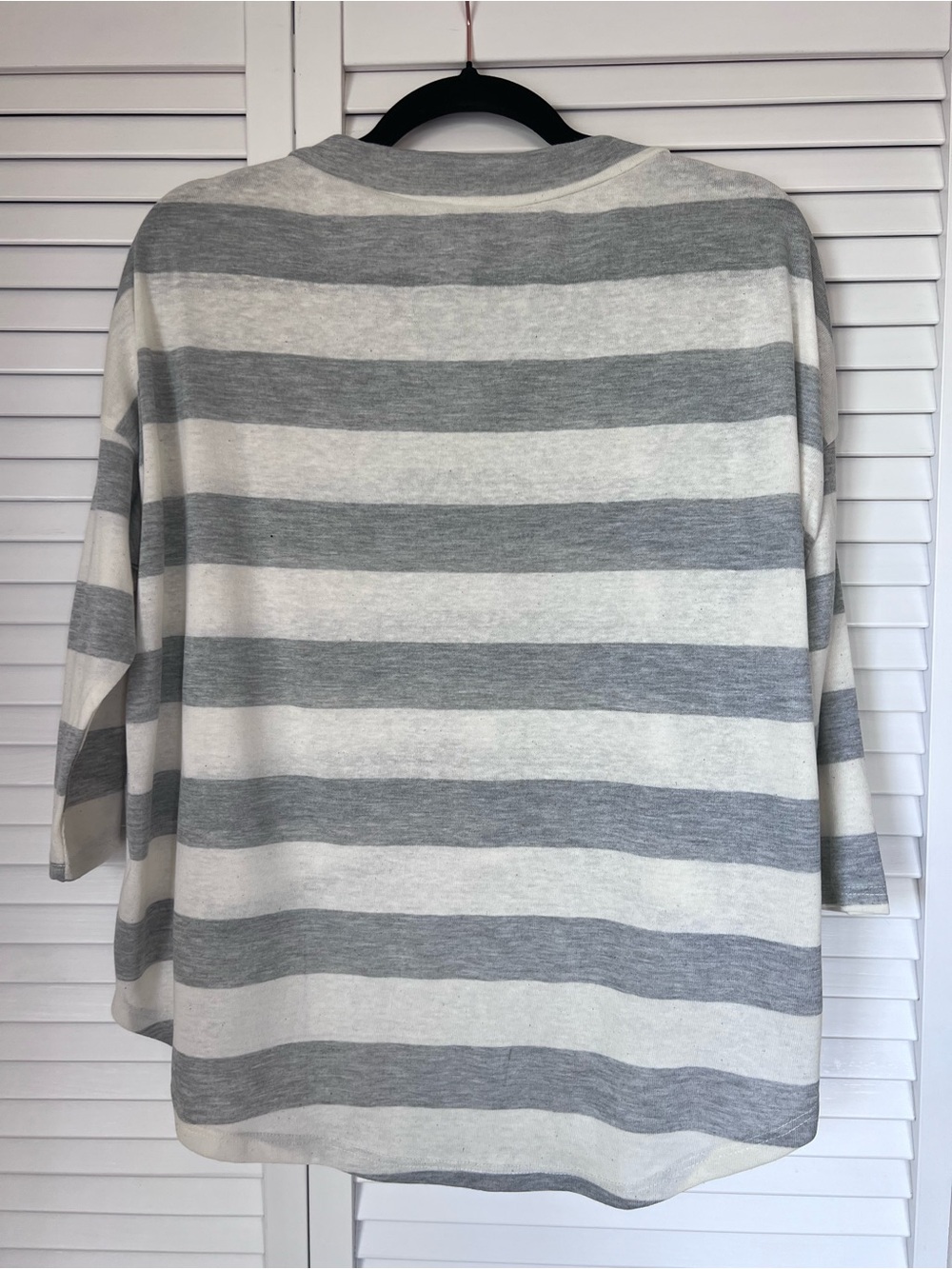 Free With Over 40$ Purchase Striped Gray and White V-Neck Tunic Top Size: M - Picture 4 of 14